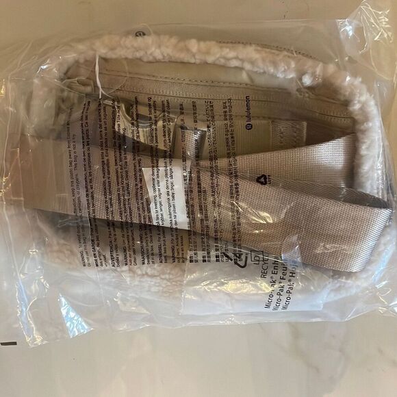 Lululemon Fleece Sherpa Everywhere Belt Bag -NWT - Picture 3 of 4